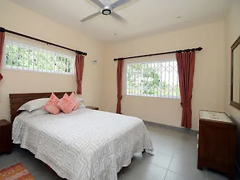 Surfers Beach Self Catering Chalets Takamaka