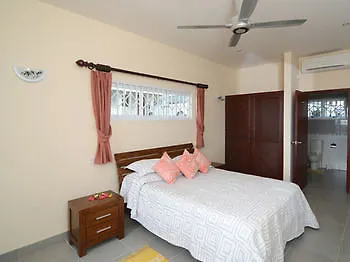 Surfers Beach Self Catering Chalets Takamaka