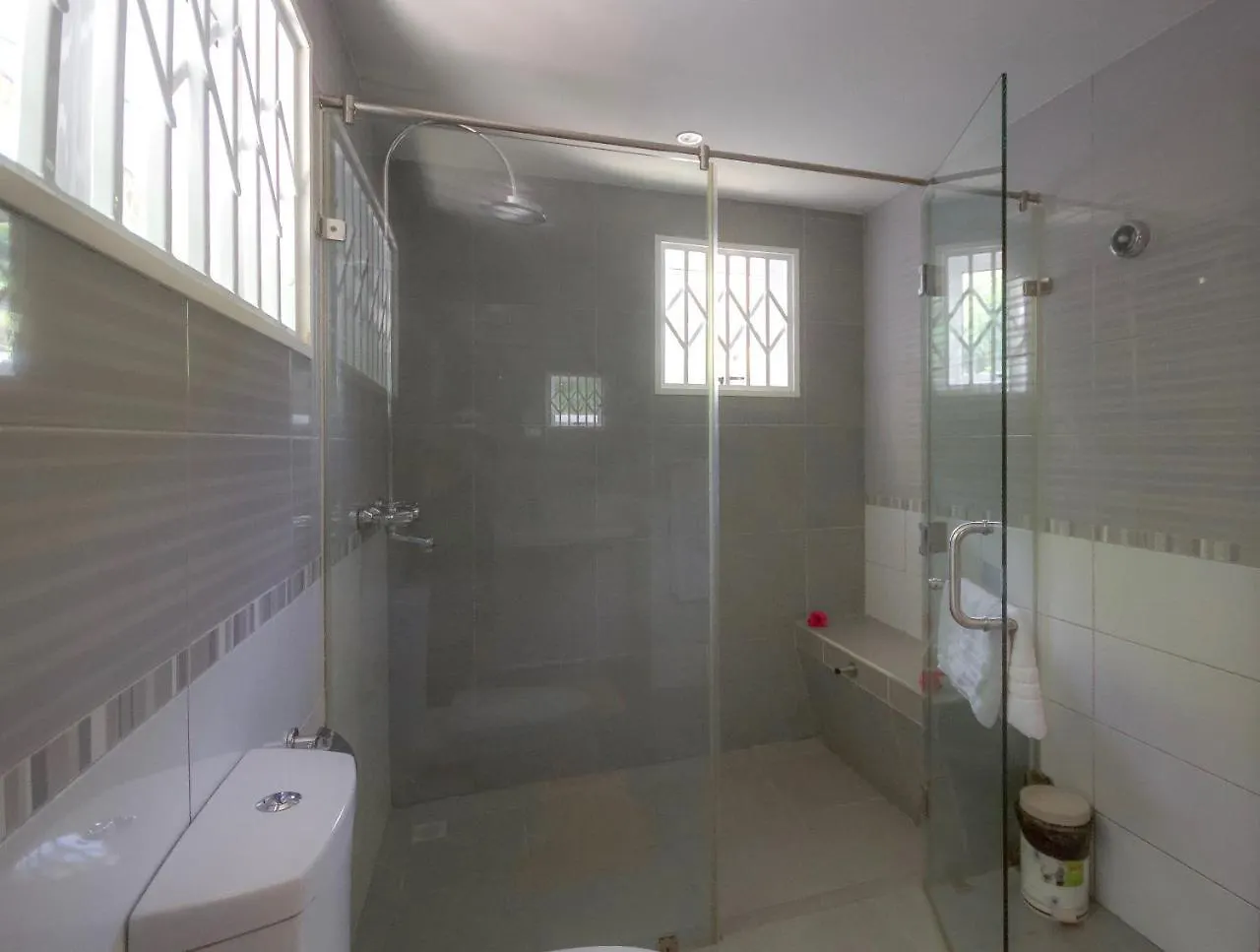 Surfers Beach Self Catering Chalets Takamaka
